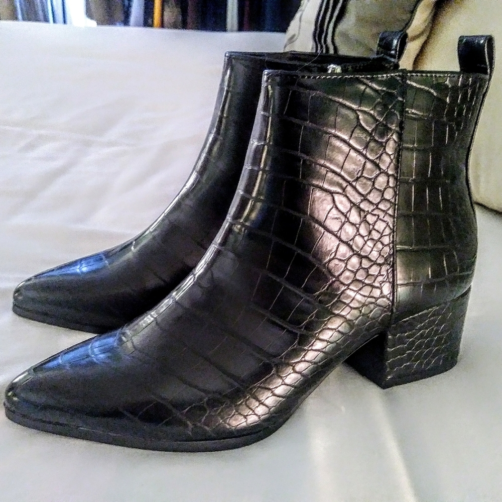 NWOT Scoop Isa Low Heel Ankle Bootie